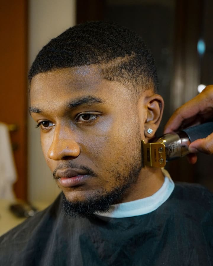 Barba com contorno navalhado, linhas nítidas emendando no fade.
