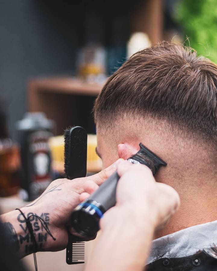 Topo texturizado com franja curta e laterais com skin fade.